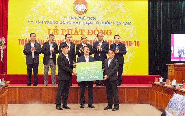 Thủ tướng Nguyễn Xuân Phúc và các đại biểu chứng kiến Vietcombank ủng hộ 10 tỷ đồng cho công tác phòng, chống Covid-19