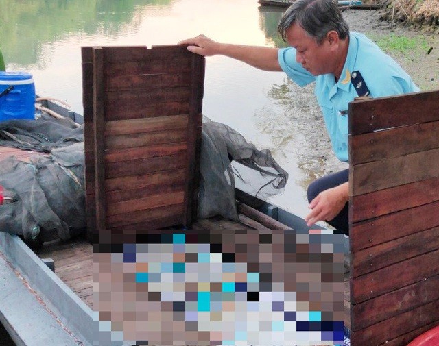 An Giang: Giấu 15.000 gói thuốc lá dưới vỏ lãi ngụy trang đi đánh bắt thủy sản