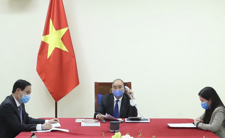 Thủ tướng Chính phủ Nguyễn Xuân Phúc điện đàm với Thủ tướng Quốc vụ viện Trung Quốc Lý Khắc Cường - Ảnh: VGP