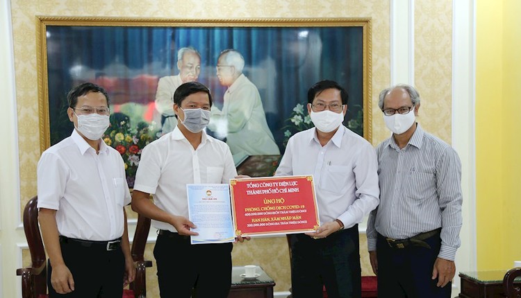 Ông Lê Văn Minh, Chủ tịch Công đoàn EVNHCMC trao ủng hộ 700 triệu đồng cho đại diện Ủy ban Mặt trận Tổ quốc Việt Nam TPHCM