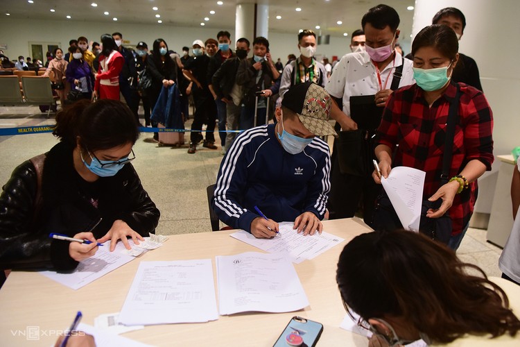 Hành khách trở về từ châu Âu làm thủ tục xét nghiệm nCoV ngay tại sân bay Nội Bài, ngày 18/3