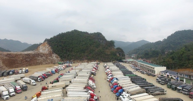 Hàng hoá nông sản tồn tại bến xe của Công ty Cổ phần Vận tải Thương mại Bảo Nguyên ở cửa khẩu phụ Tân Thanh - Lạng Sơn.