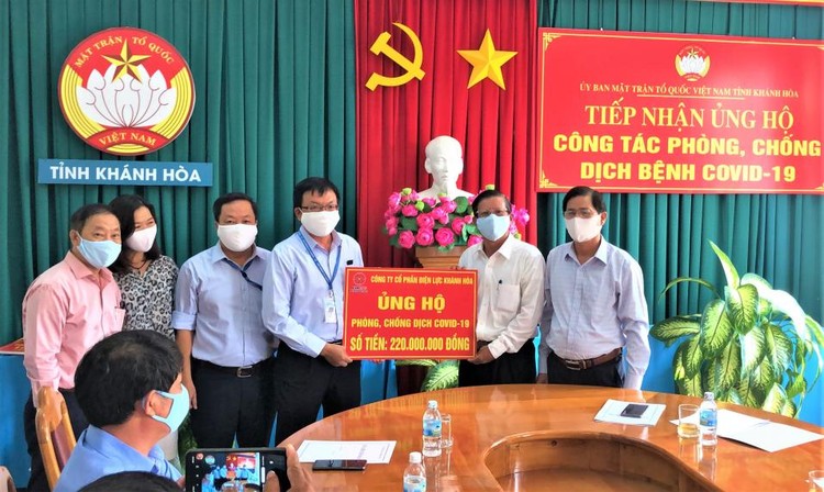 Ông Nguyễn Cao Ký - Tổng giám đốc PC Khánh Hòa trao tượng trưng tiền ủng hộ công tác phòng chống dịch Covid 19