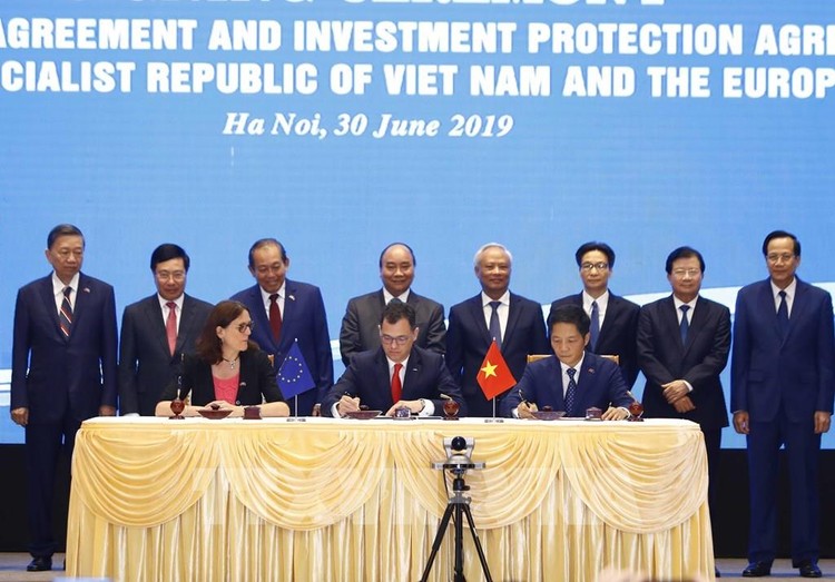 Thủ tướng Nguyễn Xuân Phúc chứng kiến Lễ ký Hiệp định Thương mại tự do (EVFTA) chiều 30/6/2019. Ảnh: TTXVN