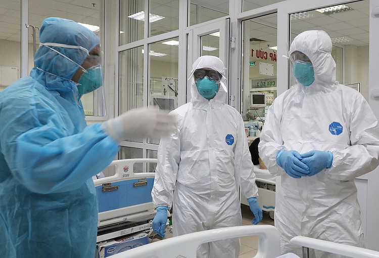 Các thầy thuốc trong khu cách ly đặc biệt Bệnh viện Bệnh nhiệt đới Trung ương, Hà Nội, nơi "bệnh nhân 20" được điều trị.