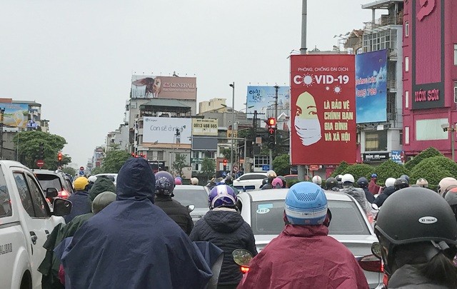 Đầu đường Xã Đàn - Đê La Thành trong sáng 13/4 lại đông đúc trở lại.