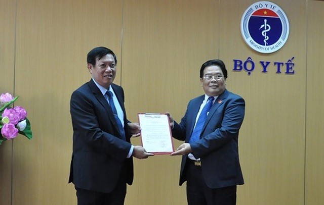 Thứ trưởng Đỗ Xuân Tuyên (trái) nhận quyết định chuẩn y làm Bí thư Đảng ủy Bộ Y tế.