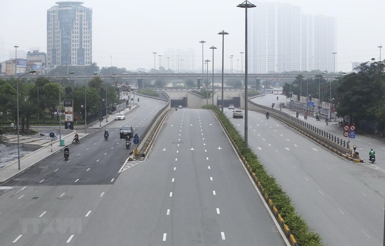 Đường Trần Duy Hưng, mật độ giao thông giảm hơn ngày thường, trong những ngày thực hiện giãn cách xã hội. Ảnh: TTXVN