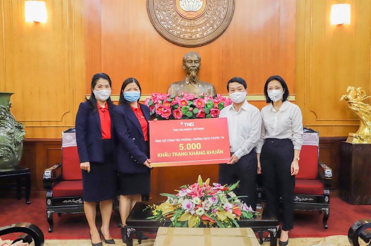 Tập đoàn TNG Holdings Vietnam đã trao tặng 5.000 khẩu trang kháng khuẩn cho Ủy ban TƯ Mặt trận Tổ quốc Việt Nam 