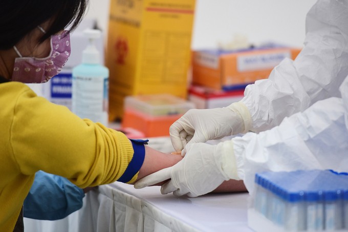 Nhân viên y tế lấy mẫu xét nghiệm người dân trên địa bàn Hà Nội.