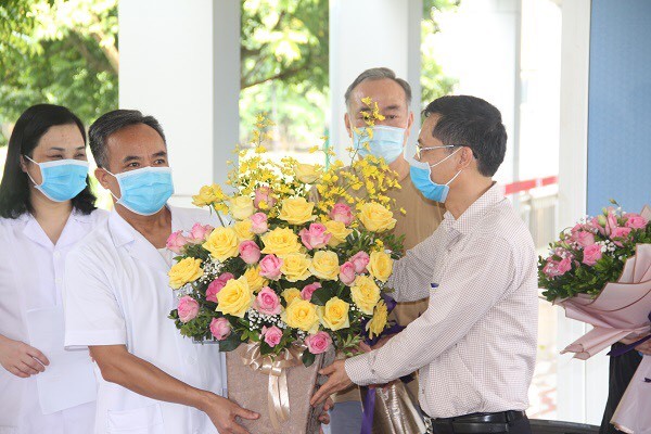 Người nhà bệnh nhân đã khỏi bệnh tặng hoa cảm ơn các y bác sĩ