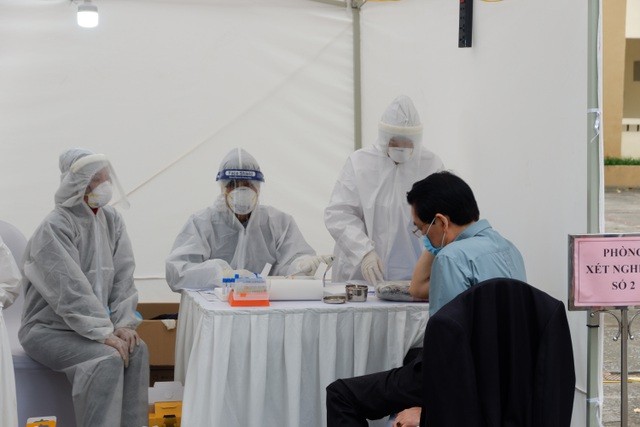 Đội ngũ y bác sĩ lấy mẫu test nhanh người dân quanh Bệnh viện Bạch Mai