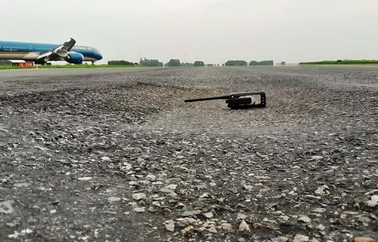 Đường lăn sân bay Nội Bài xuất hiện hư hỏng như nứt vỡ, phùi bùn, thậm chí có hiện tượng bị lún