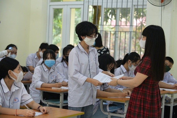 Học sinh TPHT Tô Hiến Thành, THPT Lam Sơn (TP Thanh Hoá) đi học ngày 21/4
