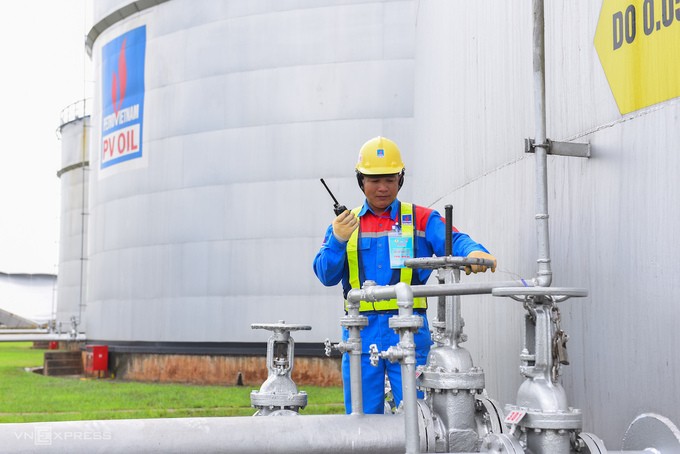Công nhân làm việc tại kho trữ xăng dầu của Tổng công ty Dầu Việt Nam (PVOil).