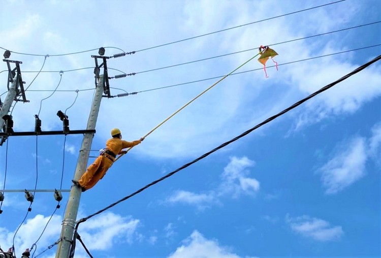 Việc thả diều gần hành lang an toàn lưới điện, trạm biến áp sẽ làm tăng nguy cơ gây mất an toàn điện