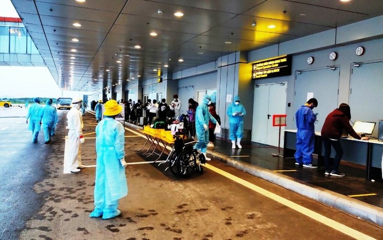 276 người Việt xuống sân bay Vân Đồn chiều ngày 1/5.