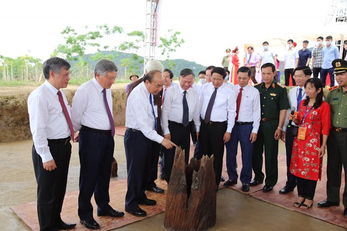 Thủ tướng Nguyễn Xuân Phúc thăm quan bãi cọc gỗ Cao Quỳ tại xã Liên Khê, huyện Thủy Nguyên