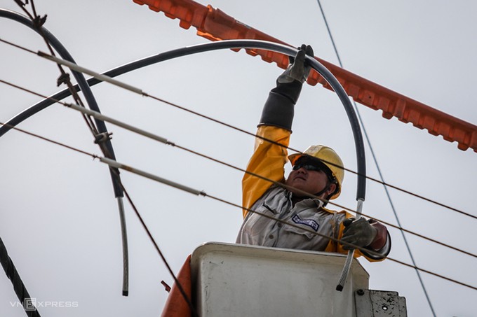 Công nhân Điện lực TP HCM sửa chữa trên đường dây