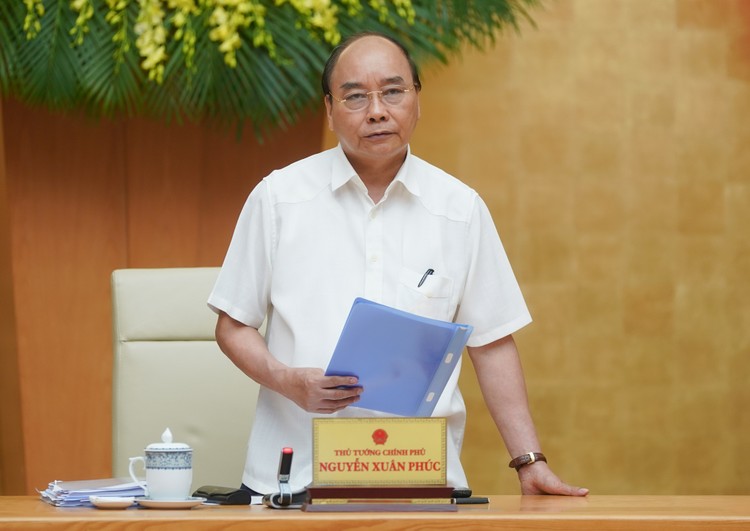 Thủ tướng Nguyễn Xuân Phúc chủ trì cuộc họp nghe Ban Chỉ đạo quốc gia báo cáo tình hình dịch COVID-19 và các biện pháp mới. Ảnh: VGP