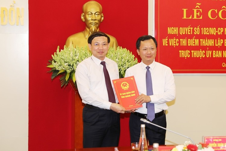 Ông Cao Tường Huy, Phó Chủ tịch UBND tỉnh (bên phải) được bổ nhiệm làm Trưởng Ban quản lý khu kinh tế Vân Đồn