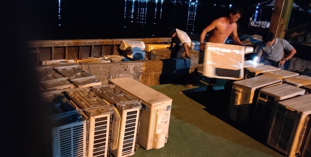 Các đối tượng buôn lậu dùng thuyền máy chở khoảng 30 tấn đồ điện lạnh đã qua sử dụng.