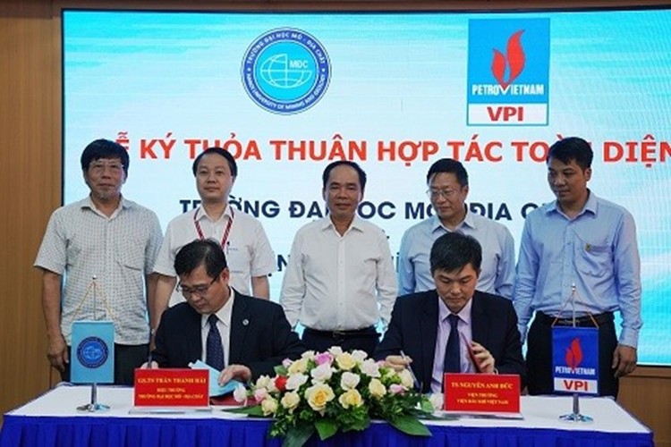 Viện Dầu khí Việt Nam (VPI) và Đại học Mỏ - Địa chất (HUMG) đã ký Thỏa thuận hợp tác toàn diện trong nghiên cứu khoa học và hợp tác phát triển khoa học công nghệ, đào tạo và phát triển nguồn lực. Ảnh: Linh Chi