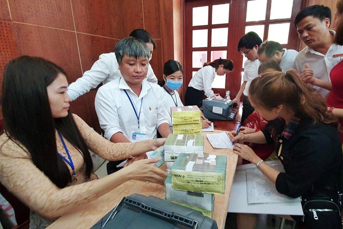 Các hộ dân nhận tiền bồi thường mặt bằng tại UBND huyện Long Thành, sáng 18/5.