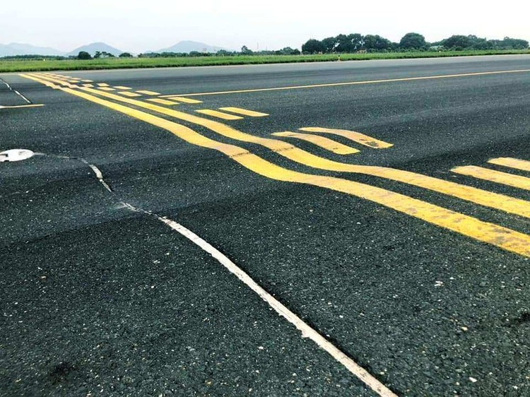 Đường cất/hạ cánh 1A và các đường lăn nối bằng bê tông nhựa tại CHK quốc tế Nội Bài đang bị hằn lún