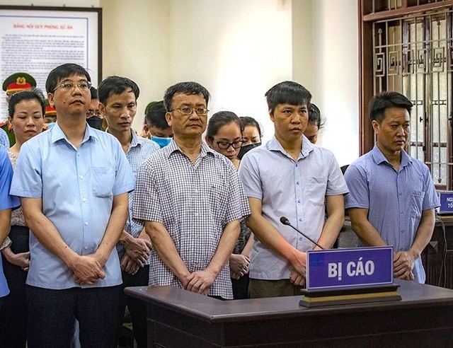 Các bị cáo trong vụ án gian lận điểm thi ở Hòa Bình.