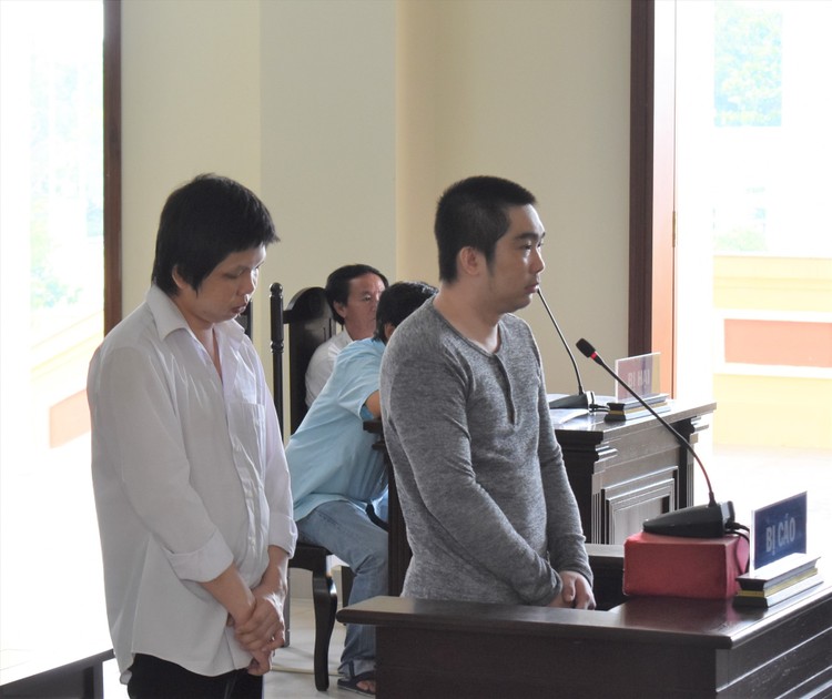 2 bị cáo Trương Tấn Phát (áo trắng) và Bùi Thế Tín (áo xám) tại phiên tòa sơ thẩm.