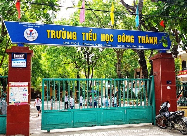 Cơ quan CSĐT Công an tỉnh Ninh Bình vừa bắt giam hiệu trưởng cùng nhiều thuộc cấp tại trường Tiểu học Đông Thành vì sai phạm thu chi tiền ăn và học phí của học sinh.