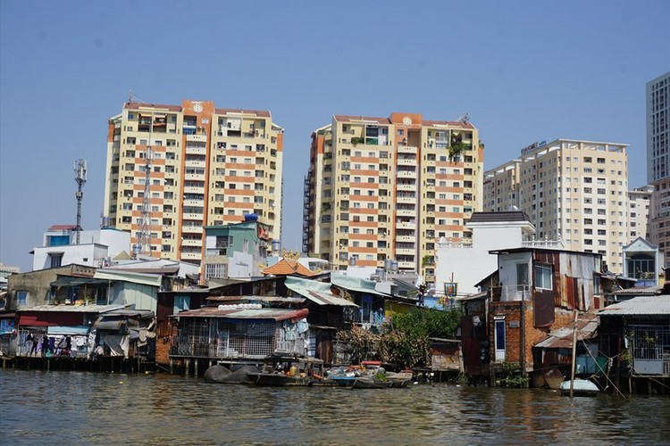 Bện cạnh những khu nhà ổ chuột ở kênh Đôi (quận 8), rất nhiều công trình, khu nhà cao tầng dân mọc lên.