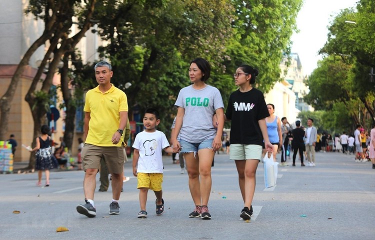 Nhiều gia đình đưa các em nhỏ đi chơi trên phố đi bộ nhân ngày Quốc tế thiếu nhi.