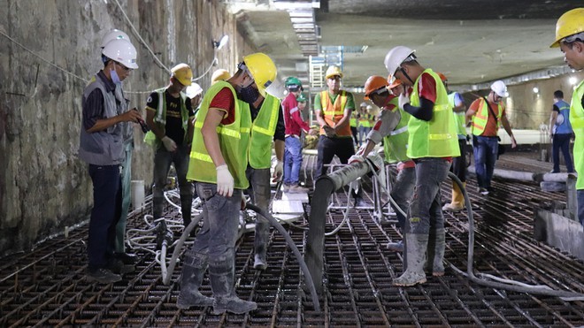 Công nhân đổ bê tông hợp long bản trung chuyển ga ngầm S9