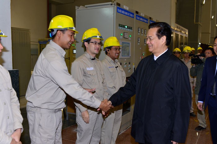 Thủ tướng Nguyễn Tấn Dũng tham quan phòng điều hành Thủy điện Lai Châu. Ảnh: Hải Bình
