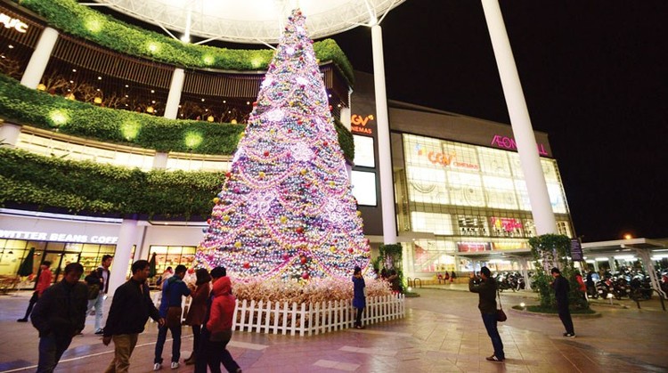 Cây thông Noel cao 15m tại Trung tâm Thương mại Aeon Mall Long Biên trang trí bằng đèn led, hoa sakura, trái châu... lung linh về đêm