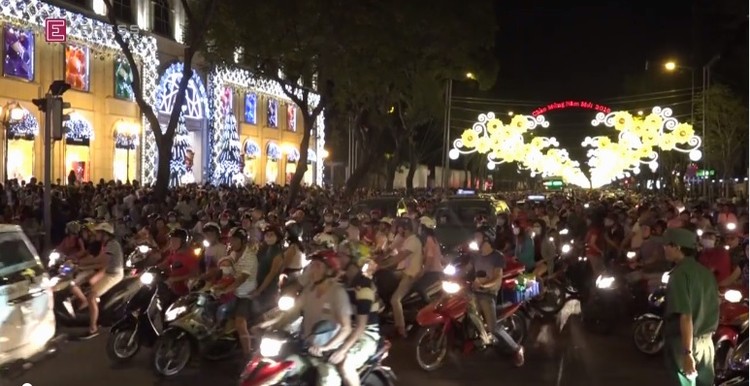 Người Sài Gòn đổ về trung tâm đón Noel