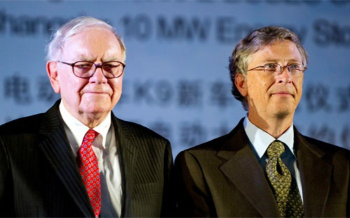 Warren Buffett (trái) và Bill Gates (phải), hai tỷ phú cùng hao hụt tài sản trong năm 2015.