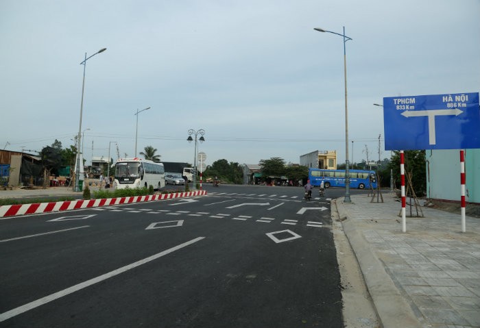 Tuyến tăng cường mặt đường Quốc lộ 1 qua Tiền Giang phải hoàn thành ngày 10/1/2016. Ảnh: NC
