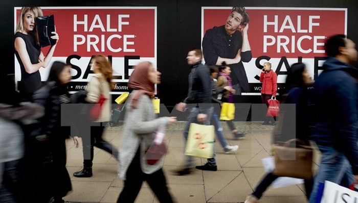 Các cửa hàng ở London giảm giá mạnh nhằm thu hút khách hàng tới mua sắm trong Ngày tặng quà. (Nguồn: AFP/TTXVN)