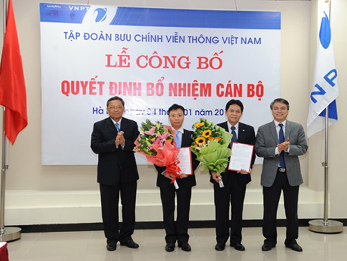 Ông Đặng Anh Sơn (đứng thứ hai từ phải sang)  nhận quyết định bổ nhiệm vào vị trí phụ trách chức vụ Giám đốc VNPT Hà Nội. (Ảnh VNPT Hà Nội cung cấp)
