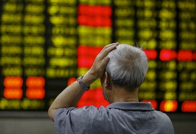 Nhiều nhà đầu tư cá nhân tại Trung Quốc đang mất lòng tin trầm trọng vào thị trường chứng khoán nước này sau đợt bán tháo tại sàn Thượng Hải hôm 4.1 - Ảnh: Reuters