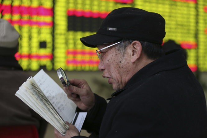 Chứng khoán Trung Quốc bị xem là phát triển quá nóng, khiến nhiều nhà đầu tư nhỏ bị mất tiền - Ảnh: Reuters