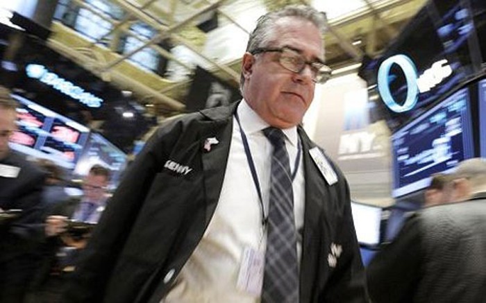 Một nhà giao dịch chứng khoán trên sàn NYSE ở New York - Ảnh: CNBC/Reuters.