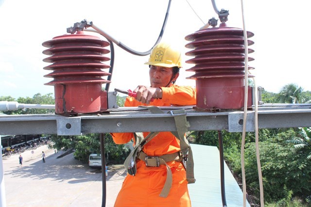 Công nhân điện lực Vĩnh Long đang kiểm tra hệ thống lưới điện. Ảnh: Tú Uyên (thanhnien.vn)