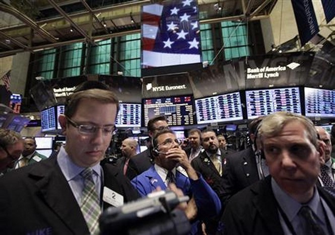 Tính từ đầu năm đến nay, hơn 3.000 tỉ USD đã bị quét khỏi thị trường chứng khoán toàn cầu - Ảnh: Reuters