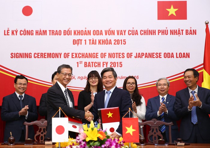 Bộ trưởng Bùi Quang Vinh và Đại sứ Nhật Bản Hiroshi Fukada trao Công hàm về việc cung cấp khoản vay ODA trị giá 95 tỷ Yên. Ảnh: Lê Tiên