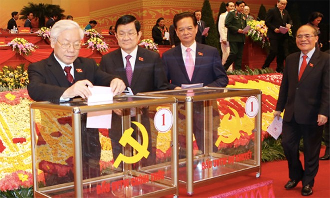 Tổng bí thư Nguyễn Phú Trọng và Chủ tịch nước Trương Tấn Sang là 2 người đầu tiên bỏ phiếu bầu Ban chấp hành trung ương khoá XII. Ảnh: TTXVN