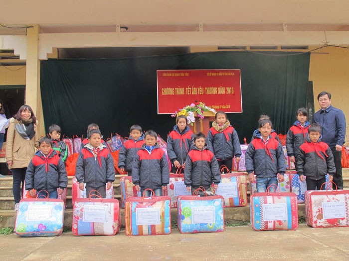 Chương trình trao tặng 639 suất quà Tết cho 63 hộ nghèo và 576 học sinh tại 2 xã nghèo nhất của Bắc Kạn là Đôn Phong (huyện Bạch Thông) và Lãng Ngâm (huyện Ngân Sơn)